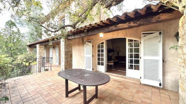 SAINT-RAPHAEL - Villa provençale de charme, au calme absolu, dans un secteur recherché