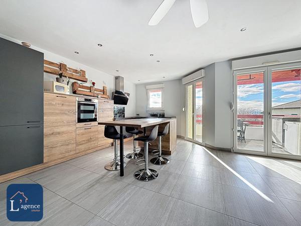 APPARTEMENT T3 74 M² – DERNIER ÉTAGE – GARAGE + PARKING – BALCON – VUE ALPES – ENTIÈREMENT RÉNOVÉ – CROZET 01170