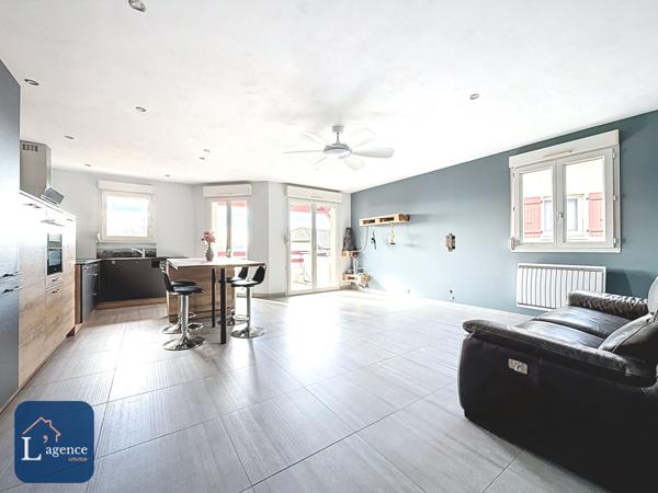 APPARTEMENT T3 74 M² – DERNIER ÉTAGE – GARAGE + PARKING – BALCON – VUE ALPES – ENTIÈREMENT RÉNOVÉ – CROZET 01170