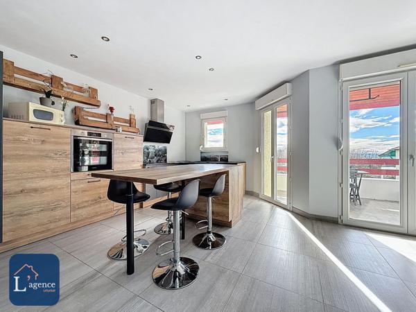 APPARTEMENT T3 74 M² – DERNIER ÉTAGE – GARAGE + PARKING – BALCON – VUE ALPES – ENTIÈREMENT RÉNOVÉ – CROZET 01170