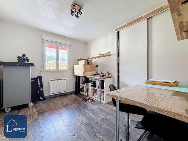 APPARTEMENT T3 74 M² – DERNIER ÉTAGE – GARAGE + PARKING – BALCON – VUE ALPES – ENTIÈREMENT RÉNOVÉ – CROZET 01170