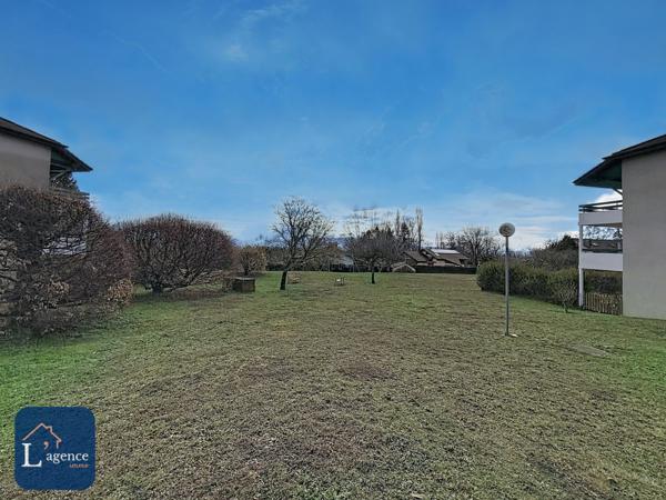 APPARTEMENT T3 74 M² – DERNIER ÉTAGE – GARAGE + PARKING – BALCON – VUE ALPES – ENTIÈREMENT RÉNOVÉ – CROZET 01170