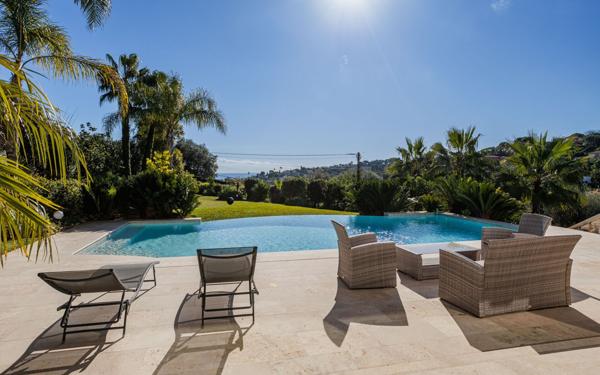 Maison à vendre    5 pièces •  Antibes