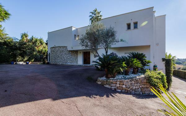 Maison à vendre    5 pièces •  Antibes