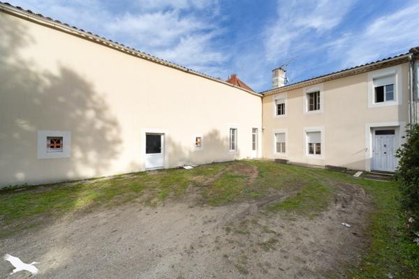 Immeuble à vendre |  Montendre |  215 m²