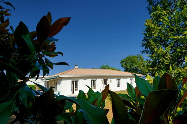 Maison remarquable sur 2964 m² à Cestas : un véritable havre de paix.