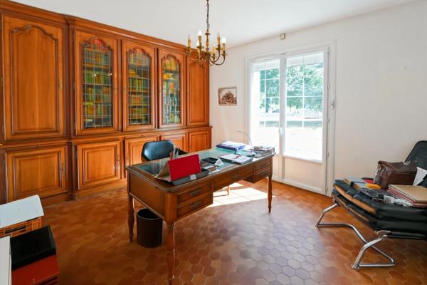 Maison remarquable sur 2964 m² à Cestas : un véritable havre de paix.