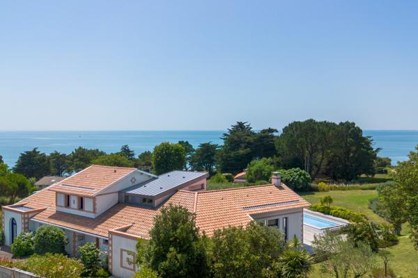 Villa d’exception surplombant l’océan avec piscine sur son parc paysagé