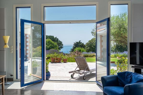 Villa d’exception surplombant l’océan avec piscine sur son parc paysagé