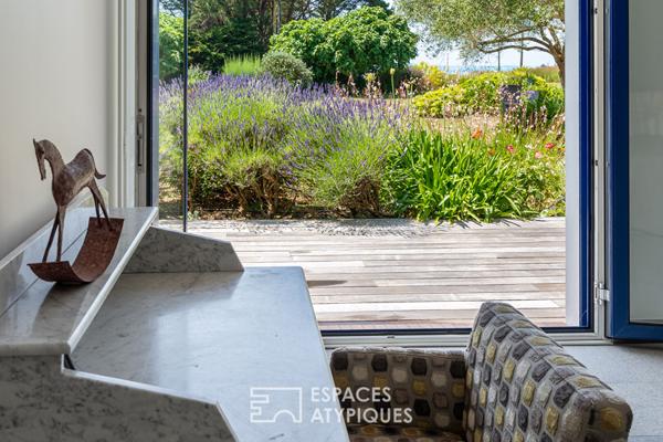 Villa d’exception surplombant l’océan avec piscine sur son parc paysagé