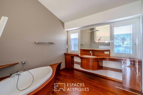 Villa d’exception surplombant l’océan avec piscine sur son parc paysagé