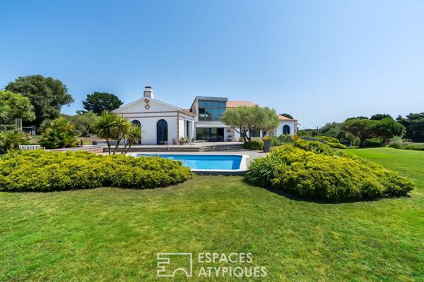 Villa d’exception surplombant l’océan avec piscine sur son parc paysagé