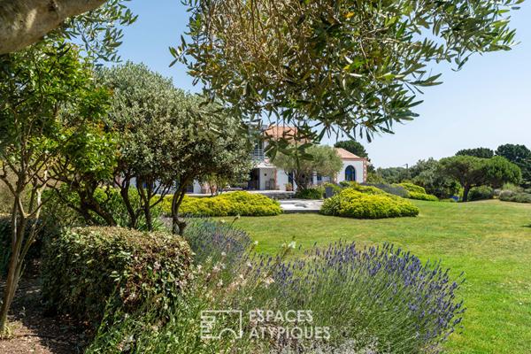 Villa d’exception surplombant l’océan avec piscine sur son parc paysagé