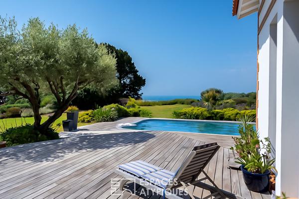 Villa d’exception surplombant l’océan avec piscine sur son parc paysagé