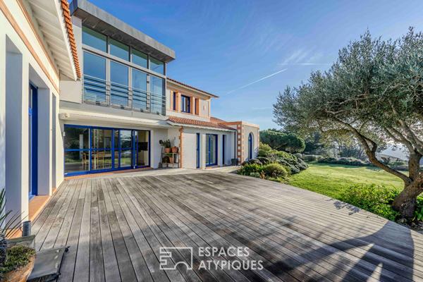Villa d’exception surplombant l’océan avec piscine sur son parc paysagé