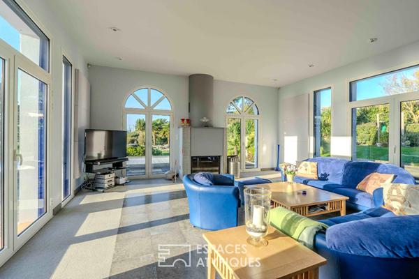 Villa d’exception surplombant l’océan avec piscine sur son parc paysagé