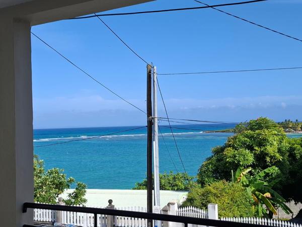 A LOUER JOLIE MAISON T4 MEUBLEE DANS BOURG DE GOSIER A 2MN DE LA PLAGE AVEC VUE MER ET ILET GOSIER