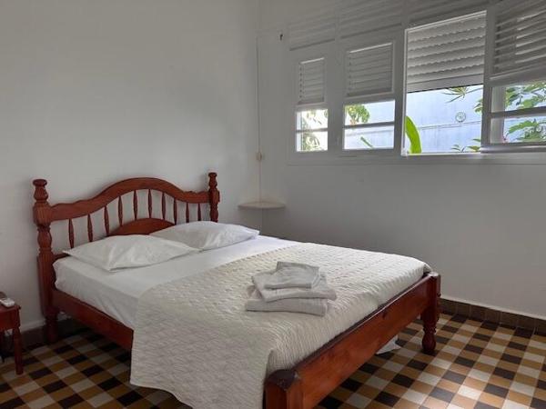 A LOUER JOLIE MAISON T4 MEUBLEE DANS BOURG DE GOSIER A 2MN DE LA PLAGE AVEC VUE MER ET ILET GOSIER