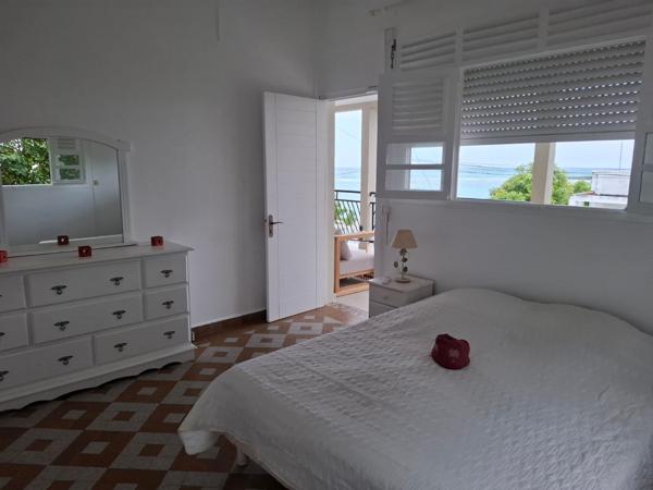 A LOUER JOLIE MAISON T4 MEUBLEE DANS BOURG DE GOSIER A 2MN DE LA PLAGE AVEC VUE MER ET ILET GOSIER