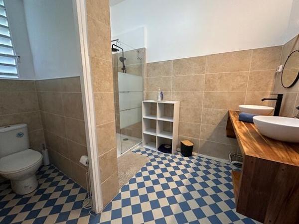 A LOUER JOLIE MAISON T4 MEUBLEE DANS BOURG DE GOSIER A 2MN DE LA PLAGE AVEC VUE MER ET ILET GOSIER