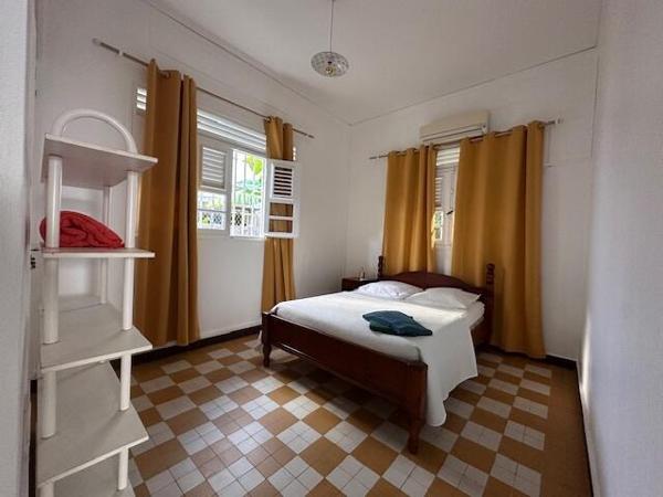 A LOUER JOLIE MAISON T4 MEUBLEE DANS BOURG DE GOSIER A 2MN DE LA PLAGE AVEC VUE MER ET ILET GOSIER