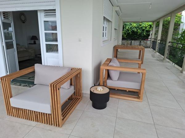 A LOUER JOLIE MAISON T4 MEUBLEE DANS BOURG DE GOSIER A 2MN DE LA PLAGE AVEC VUE MER ET ILET GOSIER