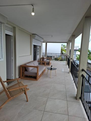 A LOUER JOLIE MAISON T4 MEUBLEE DANS BOURG DE GOSIER A 2MN DE LA PLAGE AVEC VUE MER ET ILET GOSIER