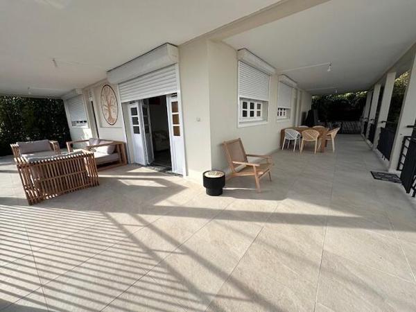 A LOUER JOLIE MAISON T4 MEUBLEE DANS BOURG DE GOSIER A 2MN DE LA PLAGE AVEC VUE MER ET ILET GOSIER