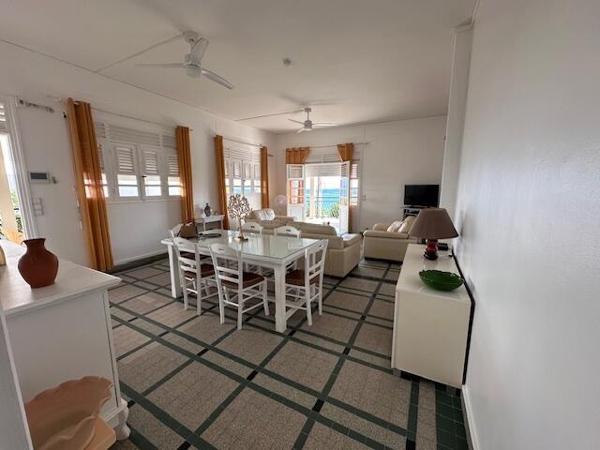 A LOUER JOLIE MAISON T4 MEUBLEE DANS BOURG DE GOSIER A 2MN DE LA PLAGE AVEC VUE MER ET ILET GOSIER