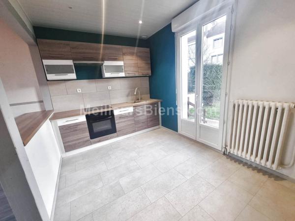 maison indépendante avec jardin et garage