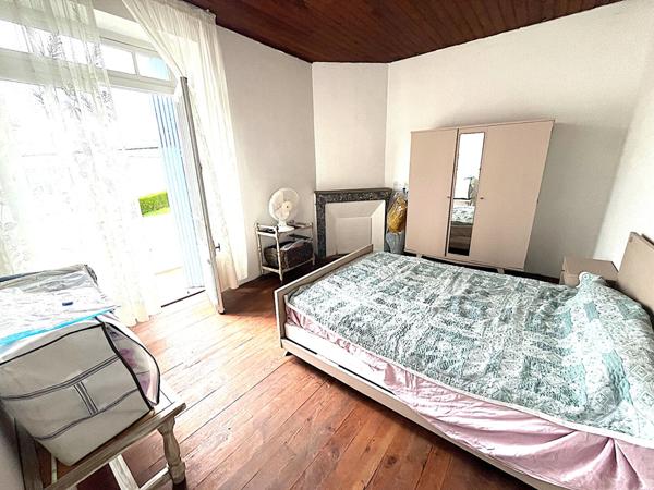 A VENDRE MAISON DE MAITRE/ IMMEUBLE LAVELANET SUR 4500 M2 de terrain