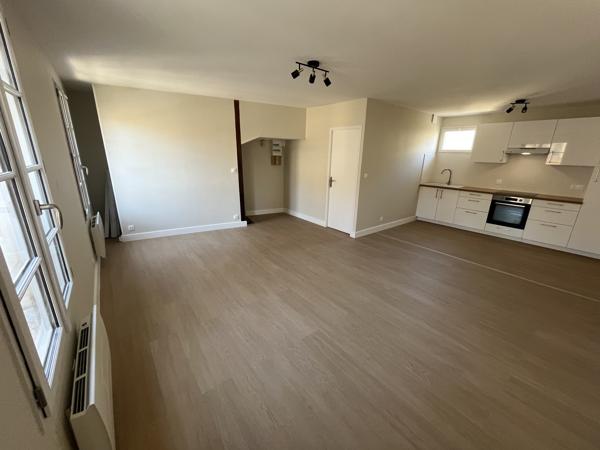POITIERS CENTRE BEAU TYPE 3 DE 57 M2 RENOVE A NEUF !