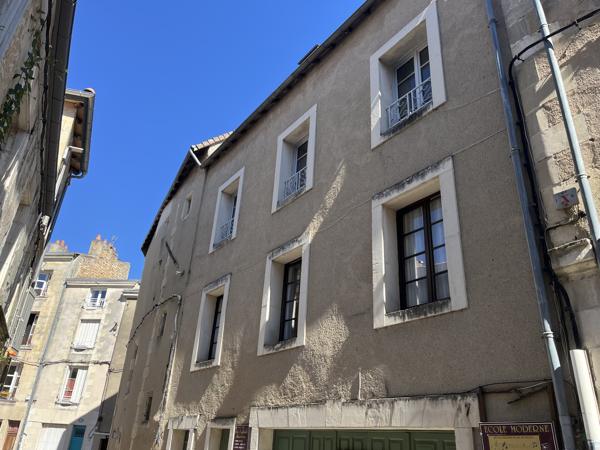 POITIERS CENTRE BEAU TYPE 3 DE 57 M2 RENOVE A NEUF !