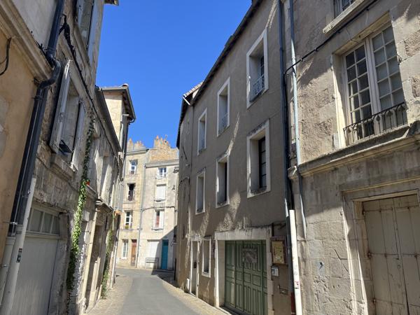 POITIERS CENTRE BEAU TYPE 3 DE 57 M2 RENOVE A NEUF !