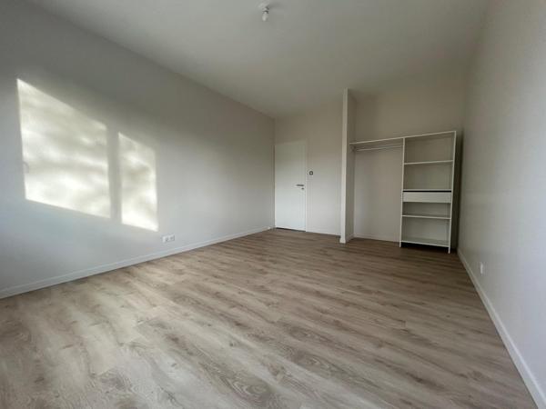 Maison neuve en lisière de forêt