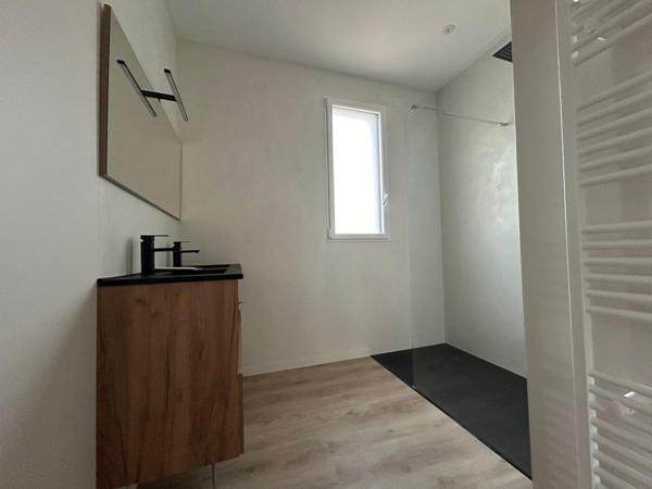 Maison neuve en lisière de forêt