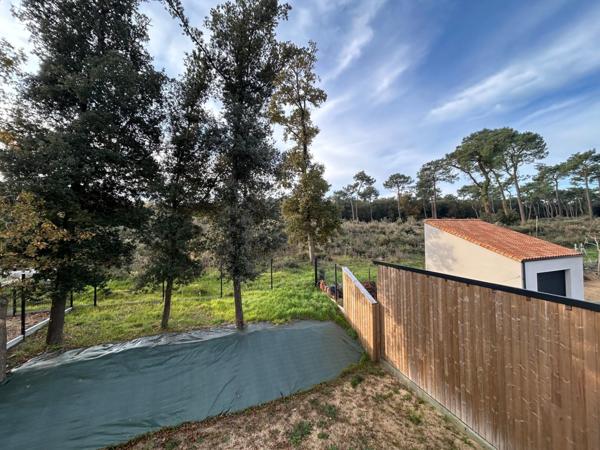 Maison neuve en lisière de forêt