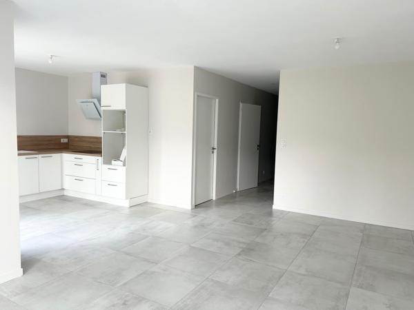 Maison neuve en lisière de forêt