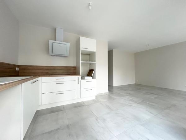 Maison neuve en lisière de forêt