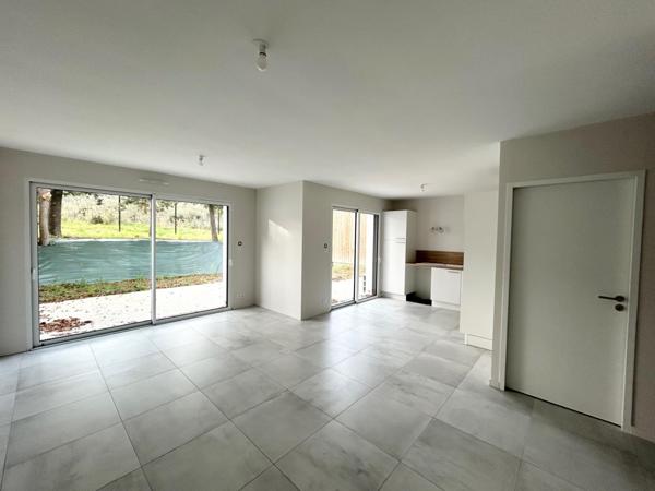 Maison neuve en lisière de forêt