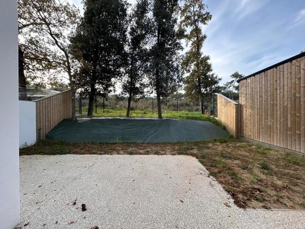 Maison neuve en lisière de forêt