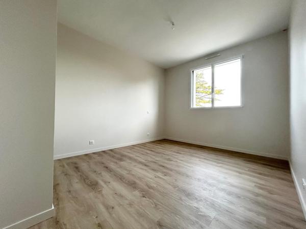 Maison neuve en lisière de forêt