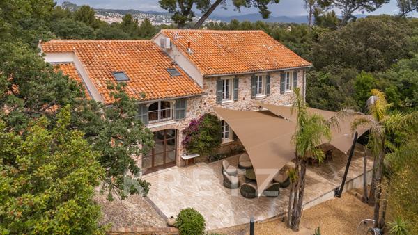 HYÈRES — PROPRIÉTÉ HISTORIQUE RÉNOVÉE - BORD DE MER