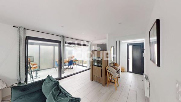 LE SOLER, maison 3 faces, 4 chambres, garage et jardin.