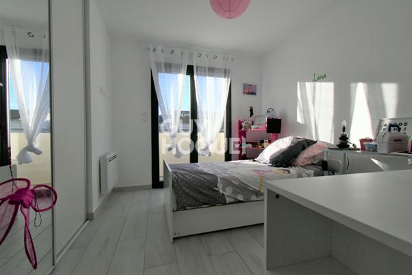 LE SOLER, maison 3 faces, 4 chambres, garage et jardin.