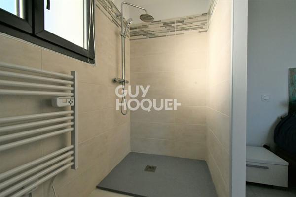 LE SOLER, maison 3 faces, 4 chambres, garage et jardin.