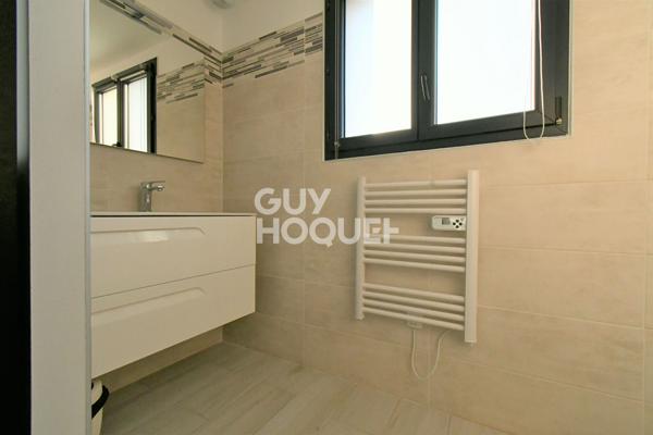 LE SOLER, maison 3 faces, 4 chambres, garage et jardin.