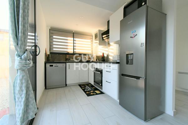 LE SOLER, maison 3 faces, 4 chambres, garage et jardin.
