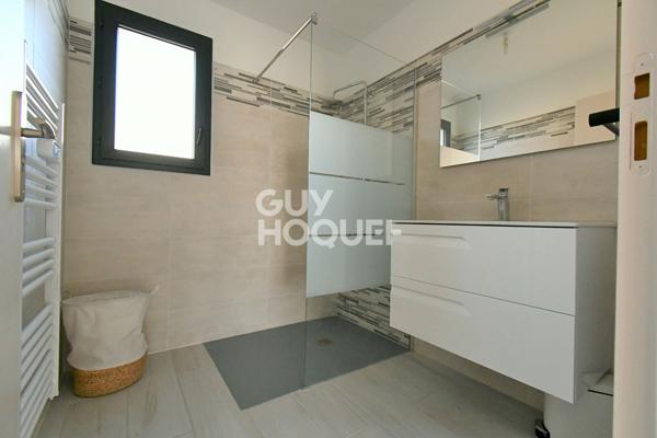 LE SOLER, maison 3 faces, 4 chambres, garage et jardin.