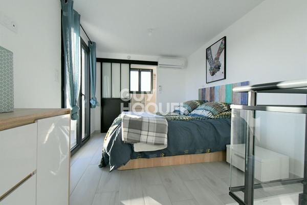 LE SOLER, maison 3 faces, 4 chambres, garage et jardin.